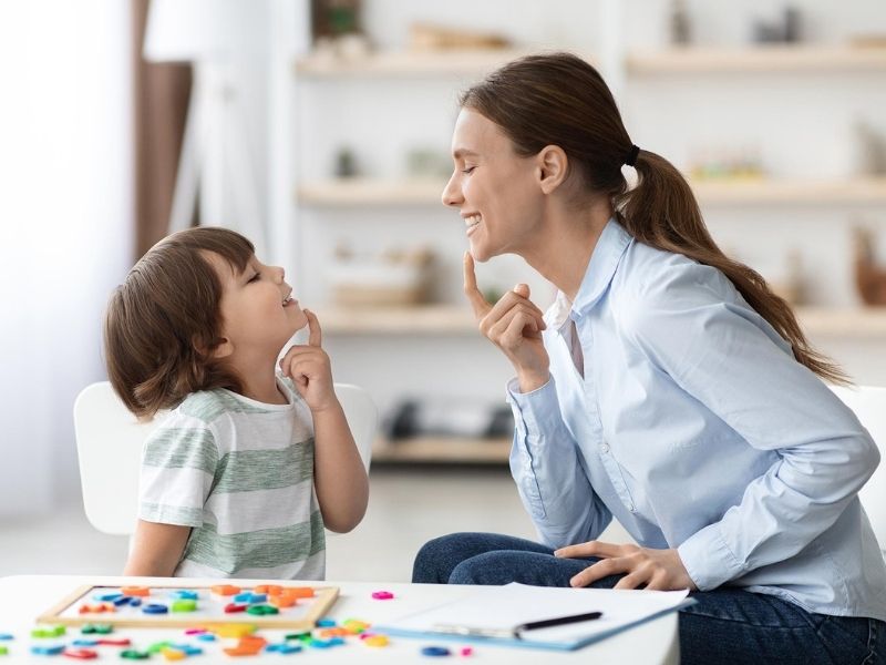 Ghi âm giọng đọc bảng chữ cái tiếng Anh của trẻ và nghe lại cùng nhau